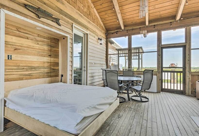 Spacious & Secluded Stilt Home On Fontaine Reserve