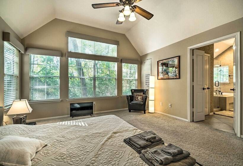 Spacious Woodlands Home: Pool & Outdoor Oasis