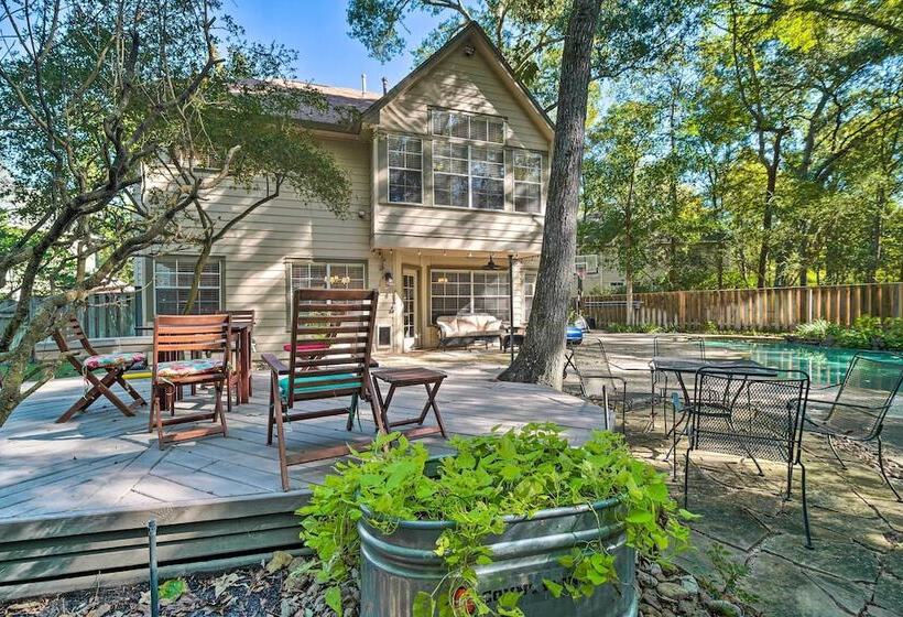Spacious Woodlands Home: Pool & Outdoor Oasis