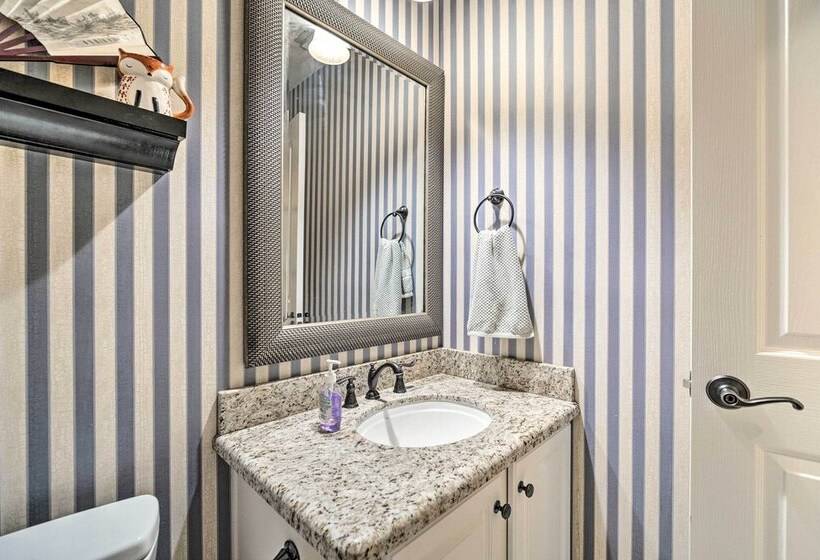 Spacious Woodlands Home: Pool & Outdoor Oasis