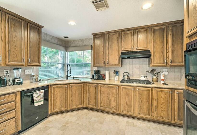 Spacious Woodlands Home: Pool & Outdoor Oasis