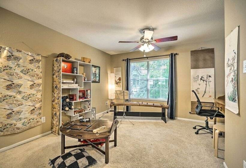 Spacious Woodlands Home: Pool & Outdoor Oasis