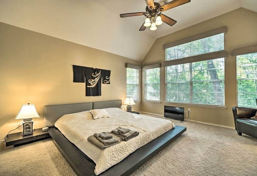 Spacious Woodlands Home: Pool & Outdoor Oasis