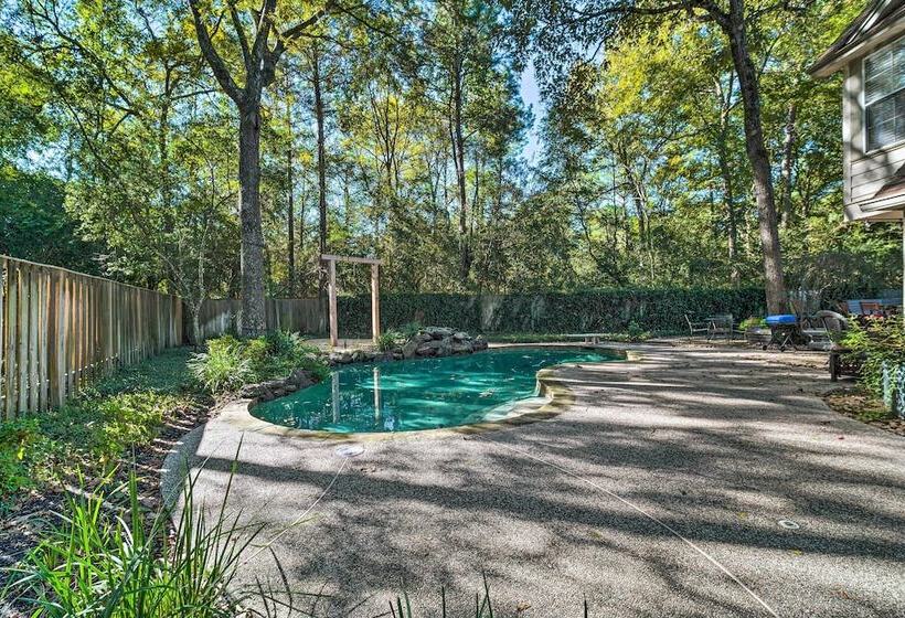 Spacious Woodlands Home: Pool & Outdoor Oasis
