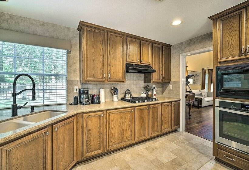 Spacious Woodlands Home: Pool & Outdoor Oasis