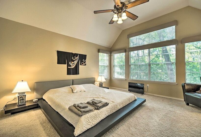 Spacious Woodlands Home: Pool & Outdoor Oasis