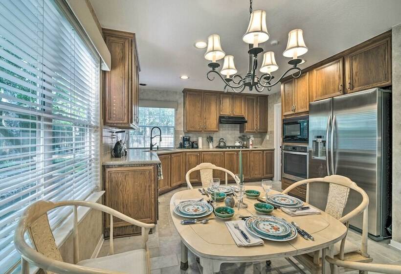 Spacious Woodlands Home: Pool & Outdoor Oasis