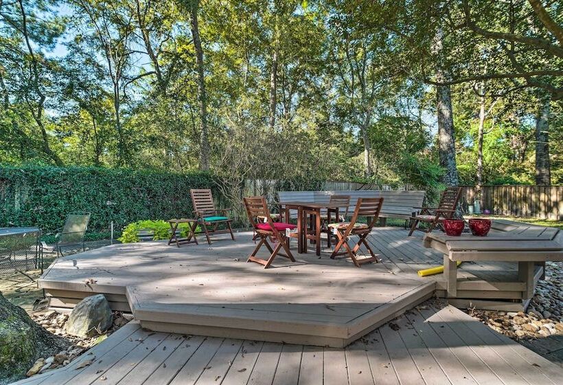 Spacious Woodlands Home: Pool & Outdoor Oasis