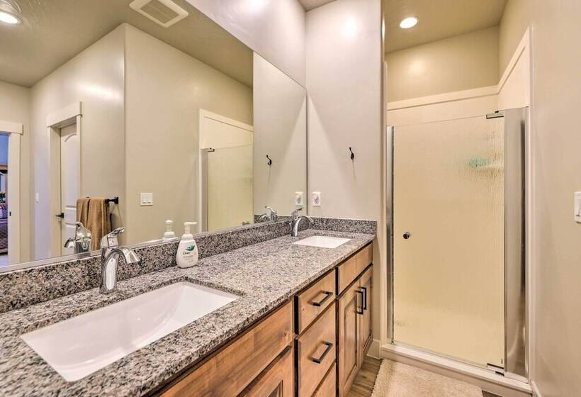 Stunning Adobe Home Overlooking Silver Reef