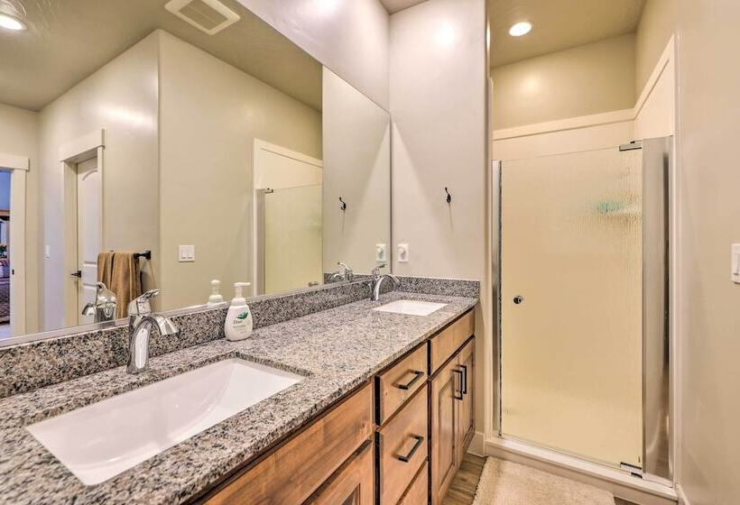 Stunning Adobe Home Overlooking Silver Reef