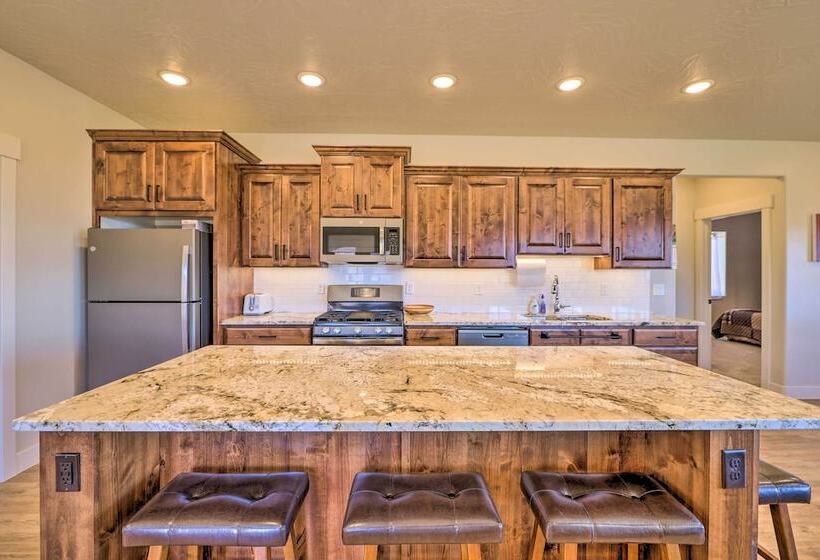 Stunning Adobe Home Overlooking Silver Reef