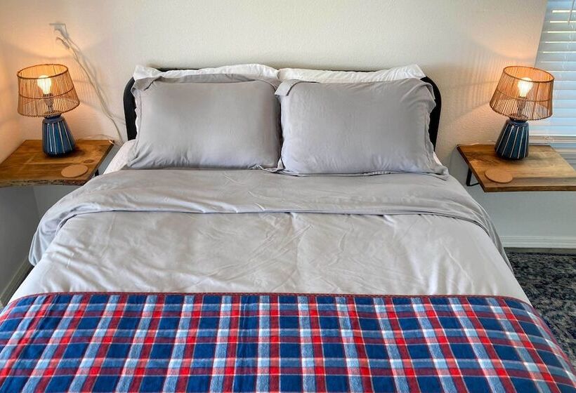 Stylish Lake O  The Cherokees Cabin W/ Patio!