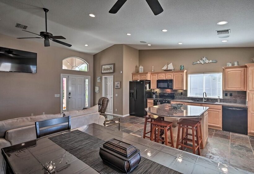 Sun Soaked Colorado River Haven   Walk To Beaches!