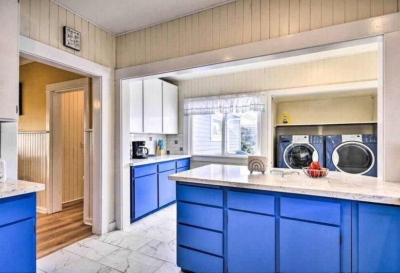 Sunny Seaside Home: Walk To Beach & Promenade