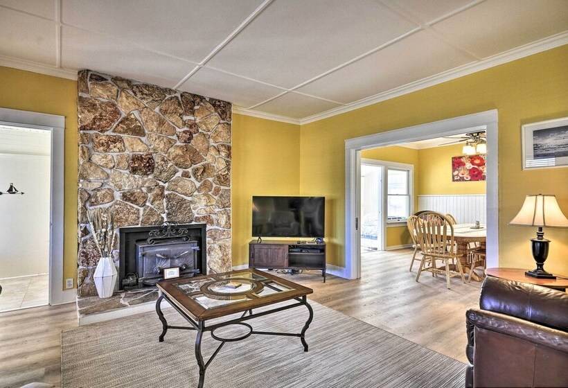 Sunny Seaside Home: Walk To Beach & Promenade