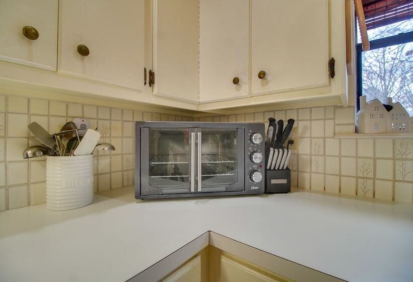 Tahlequah Duplex W/ Screened In Porch & Fire Pit!