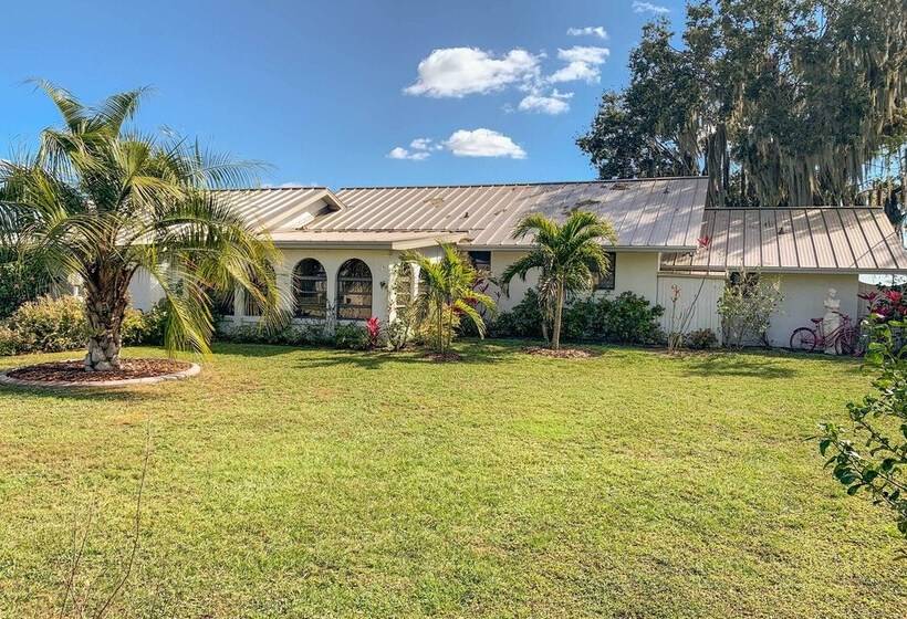 The Bougainvilla  W/ Boat Slip On Lake Istokpoga!