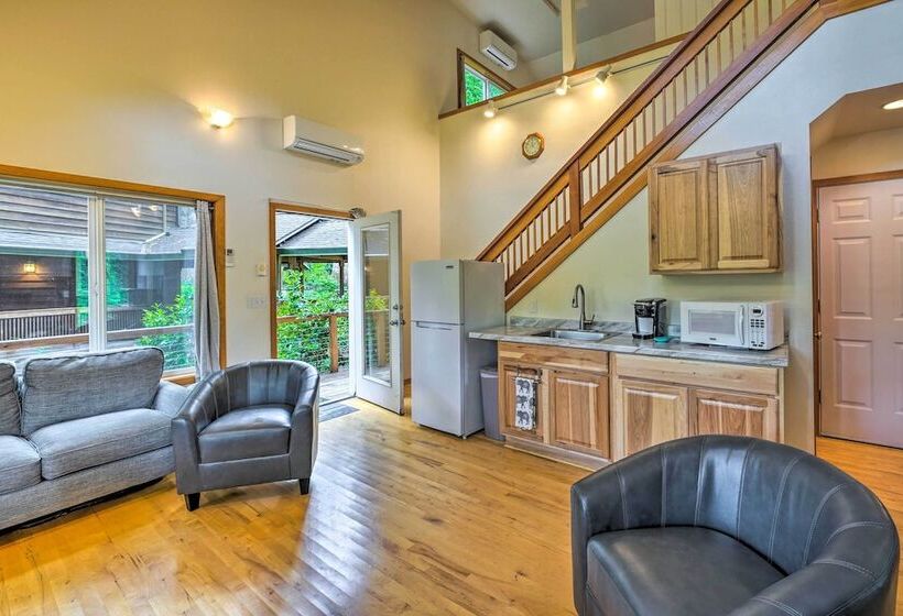 The River House  W/ Deck, On Mckenzie River!