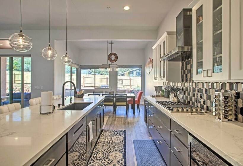 Tranquil Sedona Home With Fireplace & Hot Tub!