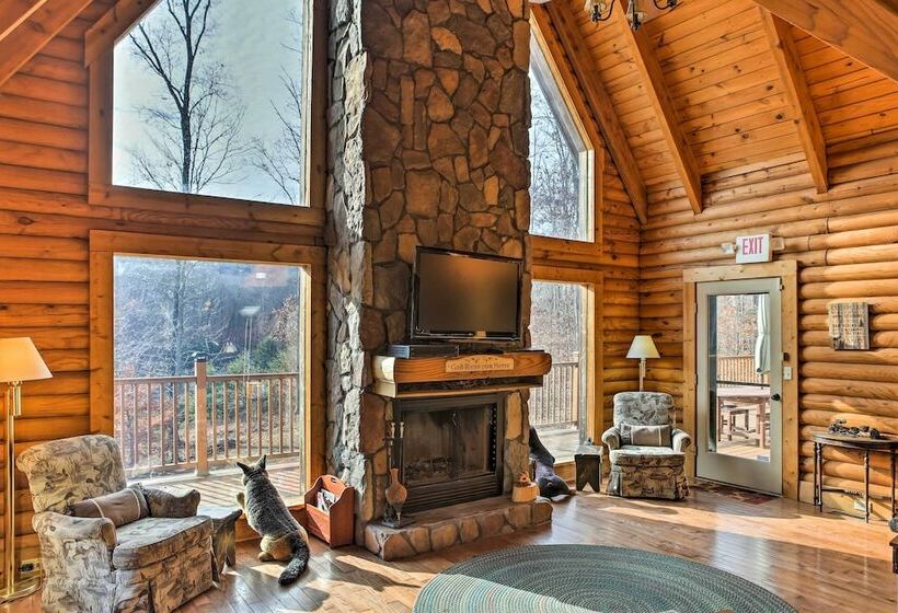 Underwood Home W/ 40 Acres: Fire Pit, Private Lake