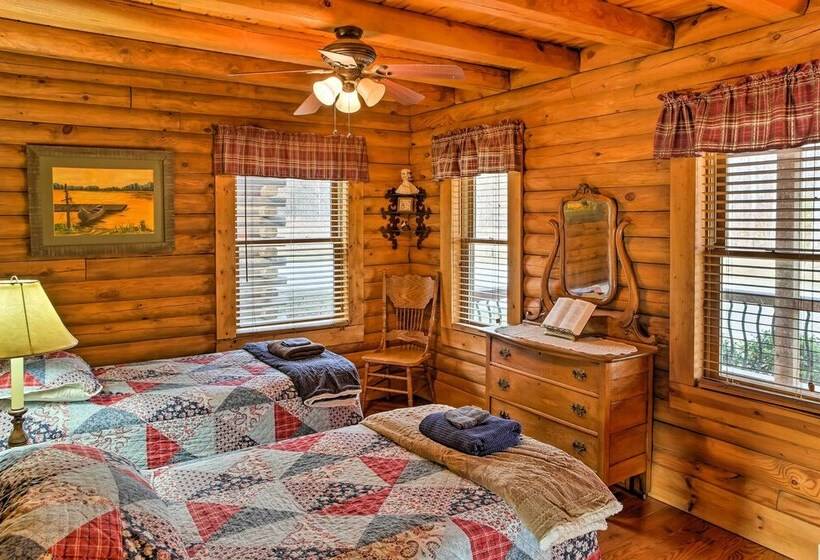 Underwood Home W/ 40 Acres: Fire Pit, Private Lake