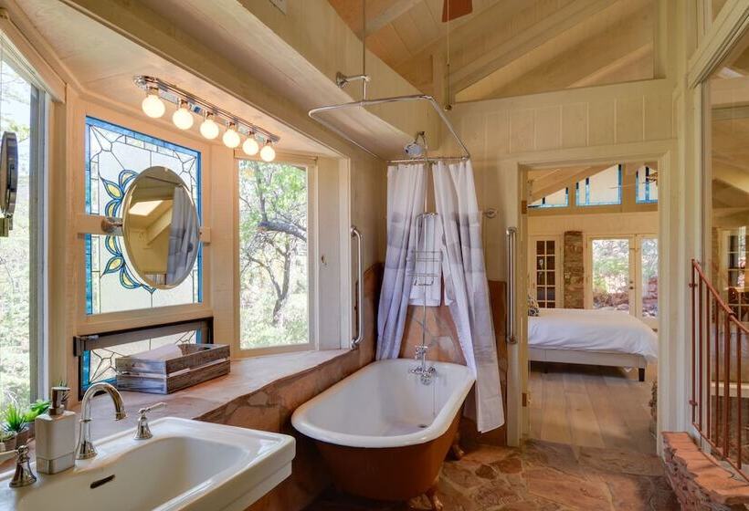 Unique Sedona Home W/ Mountain Views & Guest House