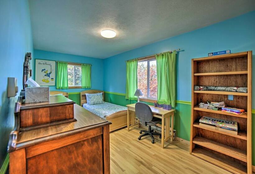 Cabin On Powell Lake W/ On Site Snowmobile Trails!