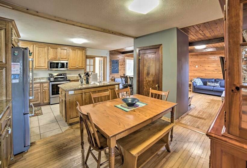 Cabin On Powell Lake W/ On Site Snowmobile Trails!