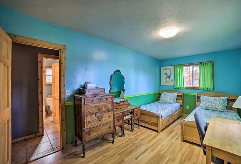 Cabin On Powell Lake W/ On Site Snowmobile Trails!