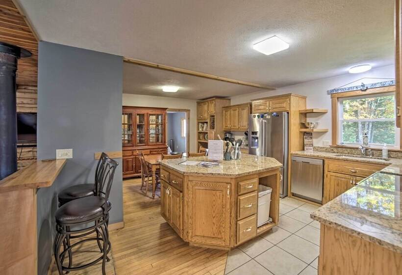 Cabin On Powell Lake W/ On Site Snowmobile Trails!