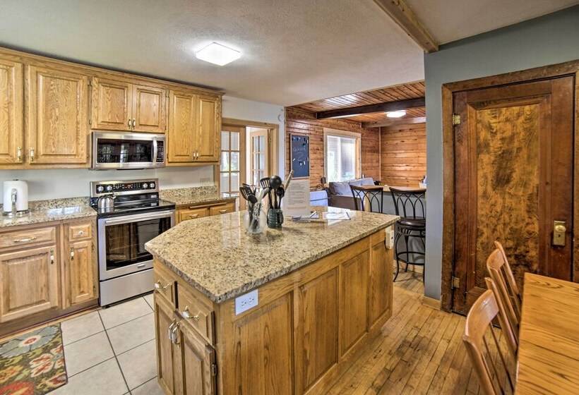 Cabin On Powell Lake W/ On Site Snowmobile Trails!