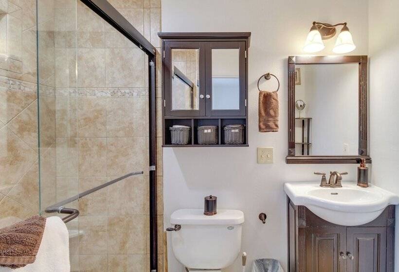 Near Golf & Hiking: Updated Country Club Cabin!