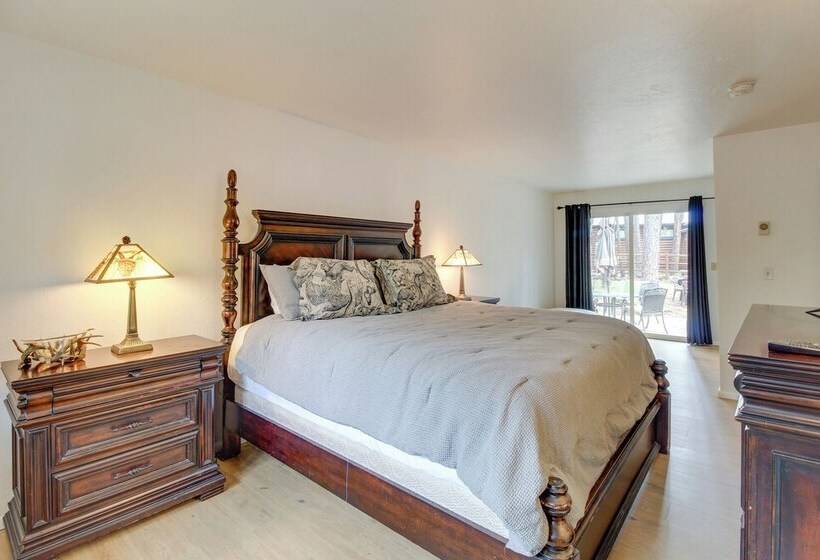 Near Golf & Hiking: Updated Country Club Cabin!