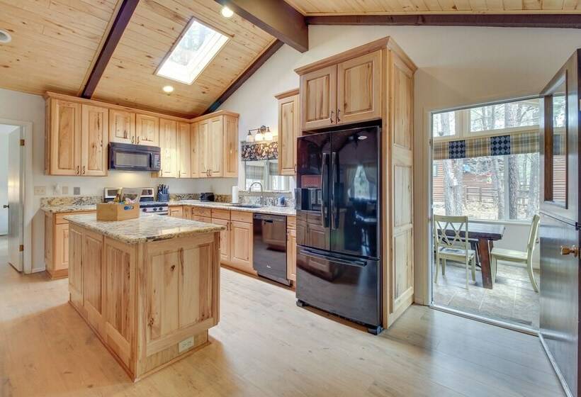 Near Golf & Hiking: Updated Country Club Cabin!