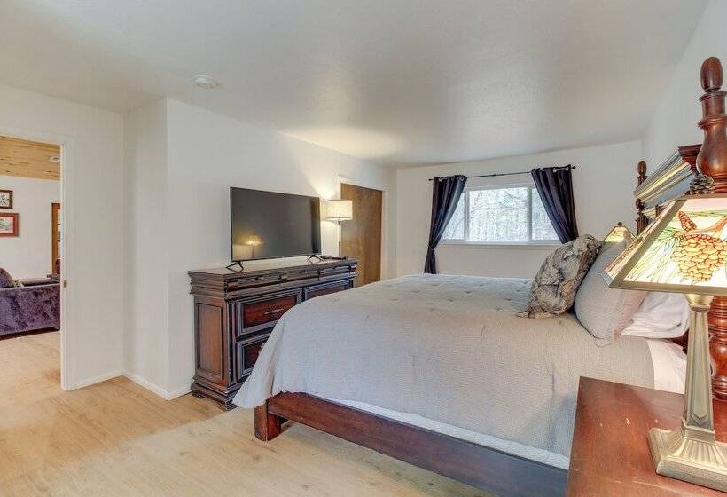 Near Golf & Hiking: Updated Country Club Cabin!