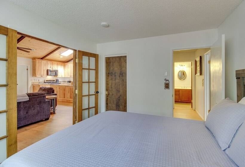 Near Golf & Hiking: Updated Country Club Cabin!