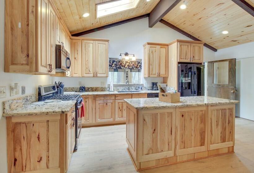 Near Golf & Hiking: Updated Country Club Cabin!