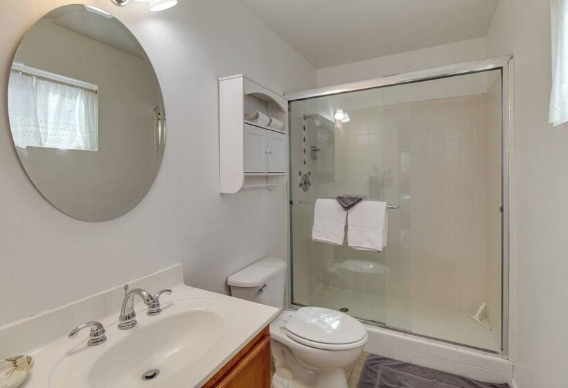 Near Golf & Hiking: Updated Country Club Cabin!