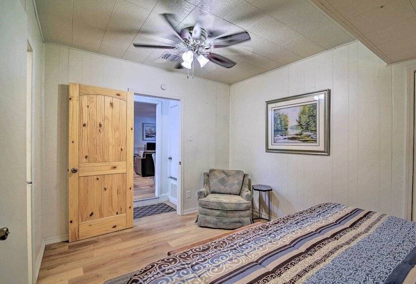 Utopia Family Home, 2 Blocks To Utopia Park!