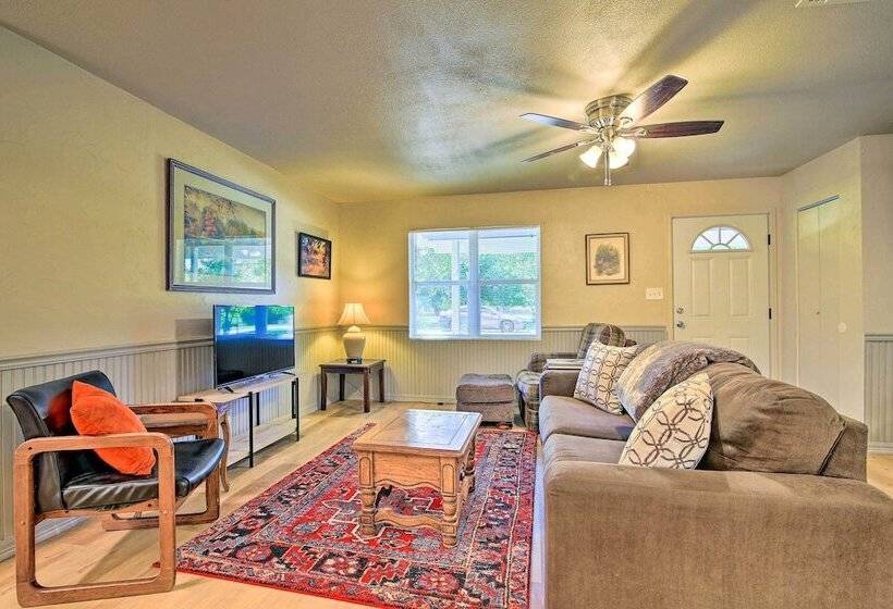 Utopia Family Home, 2 Blocks To Utopia Park!