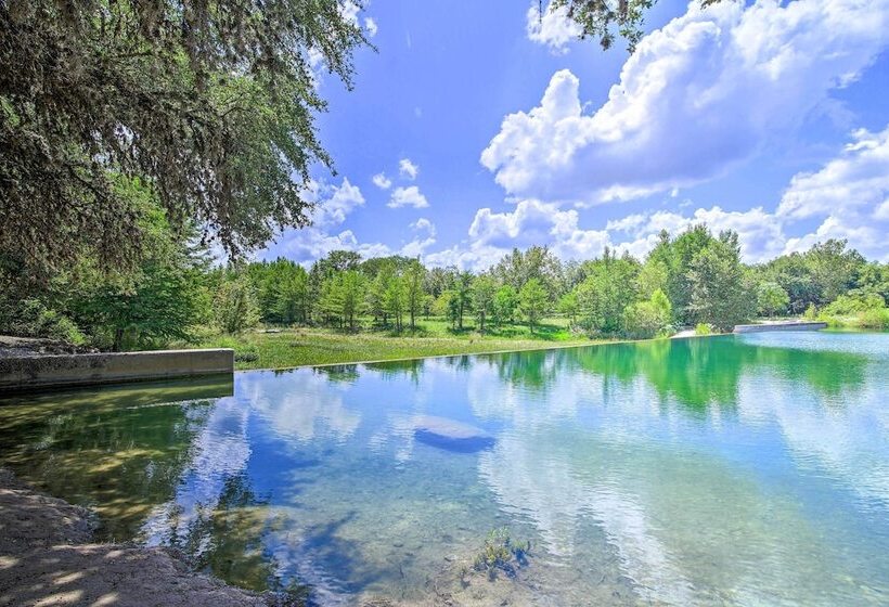 Utopia Family Home, 2 Blocks To Utopia Park!