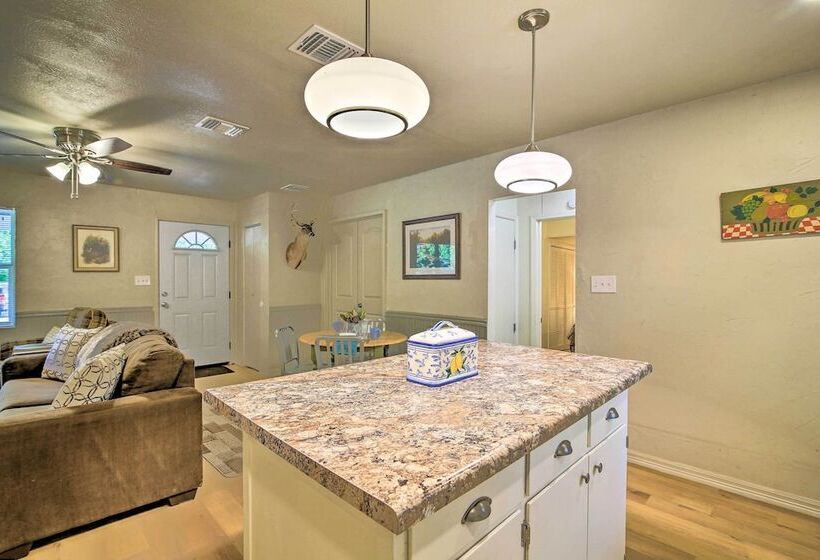 Utopia Family Home, 2 Blocks To Utopia Park!