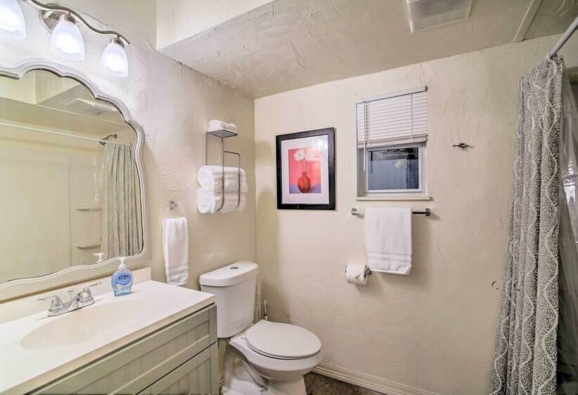 Utopia Family Home, 2 Blocks To Utopia Park!