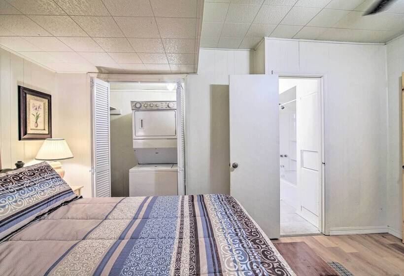 Utopia Family Home, 2 Blocks To Utopia Park!