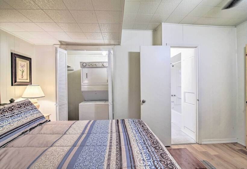 Utopia Family Home, 2 Blocks To Utopia Park!