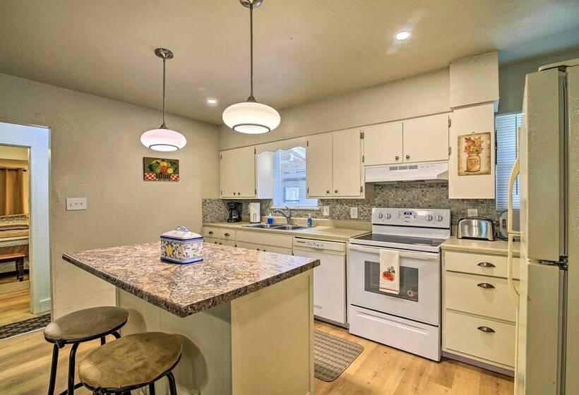 Utopia Family Home, 2 Blocks To Utopia Park!