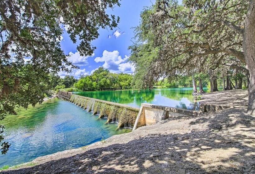 Utopia Family Home, 2 Blocks To Utopia Park!