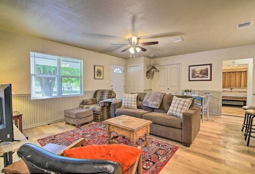 Utopia Family Home, 2 Blocks To Utopia Park!