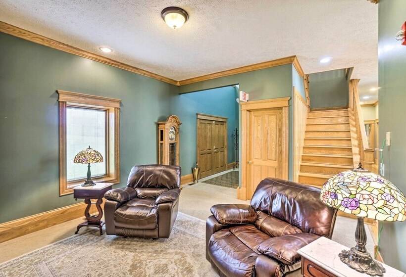 Spacious Mcarthur Home: Private Hot Tub + Pond!