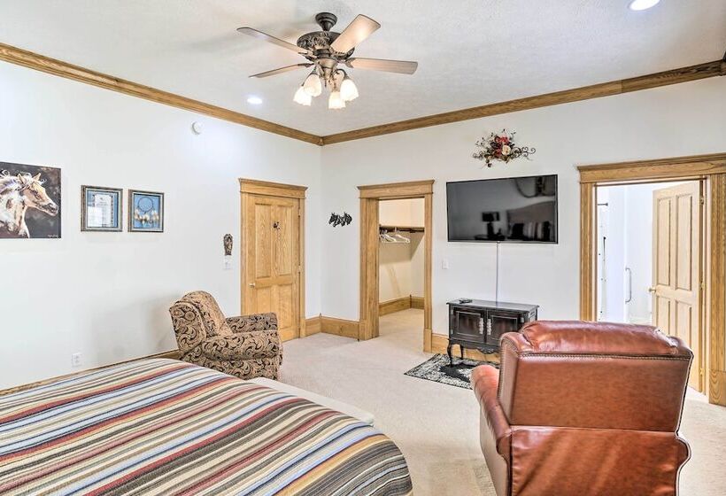 Spacious Mcarthur Home: Private Hot Tub + Pond!